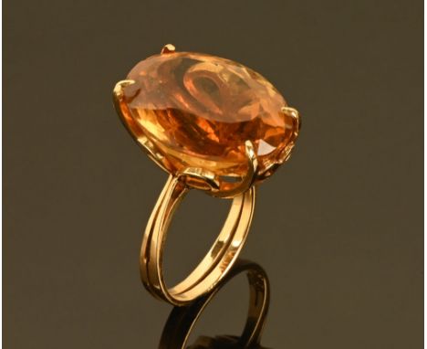 An 18 ct gold citrine ring, Size M/N 9.7 grams gross, stamped 750.