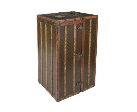 A LOUIS VUITTON GENTLEMAN'S WARDROBE TRUNK IN MONOGRAM CANVAS, first half of the 20th century, the hinged interior opening to