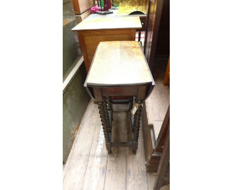 Neat double gate leg drop leaf occasional table with turned bobbin supports