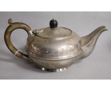 A George V silver teapot, S.W. Smith & Co, Birmingham, 1920, gross 16oz.