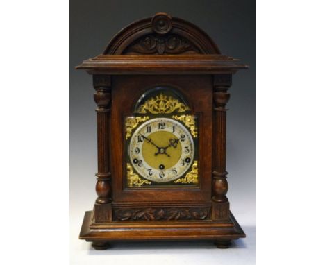 Late 19th Century oak arch case mantel clock, the arched brass dial with silvered chapter ring having Arabic numerals, striki