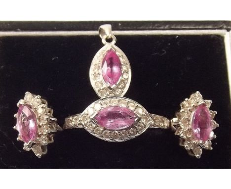 A suite of 18ct white gold jewellery set pink stones comprising: ring size K, pendant and earrings 