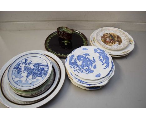 MIXED LOT VARIOUS DECORATED PLATES AND BOWLS TO INCLUDE AYNSLEY COTTAGE GARDEN, PARAGON DRAGON PATTERN ETC
