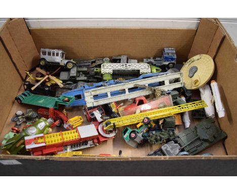 BOX OF VARIOUS CORGI AND OTHER DIE-CAST VEHICLES, DINKY SUPERTOYS TANKS, A DINKY MAJOR CARRIMORE CAR TRANSPORTER ETC