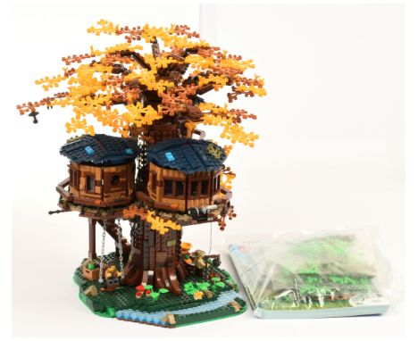 Lego 21318 Ideas #026 Tree House, built model using Autumn coulour leaf pack, also comes with standard leaf bag. With origina