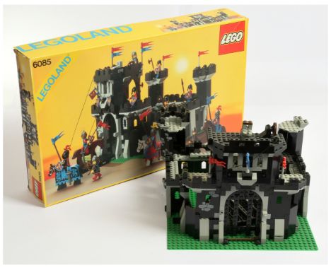 Lego 6085 Black Monarchs Castle 1989, with ioriginal instructions, mostly built with Minifigures - Good to Excellent (light d