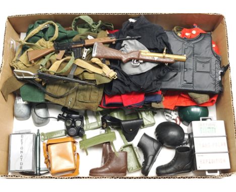 Palitoy Action Man vintage loose clothing/accessories to include guns, various part outfits, helmets/hats plus others - see p