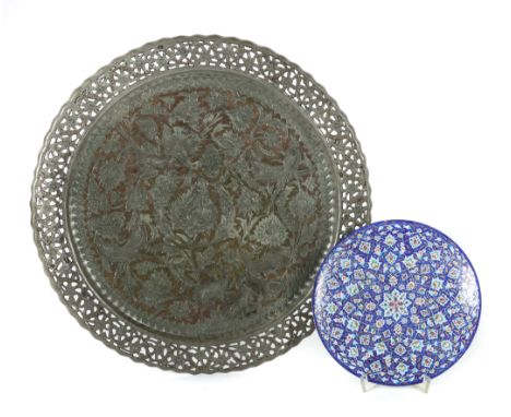 2 Persische Teller1 Teller mit feinem Emailledekor, verso auf Etikett bez. "Art of Enamel Iran Esfahan", mit Aufhängung; 1 Te
