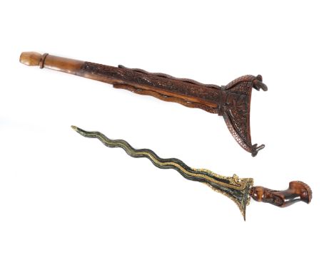 Kris mit goldfarbener NagaIndonesien/Java, 20. Jh., Dolch mit geflammter Klinge (11 Luk), mit fließender Pamorstruktur und go