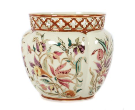 Cachepot mit BlumendekorZsolnay, Pécs, Ungarn, um 1970, Porzellan, cremefarben glasiert, polychrome Aufglasurbemalung und Zie