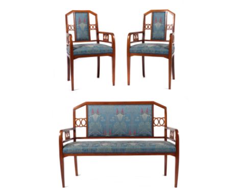 Jugendstil-Sitzgarniturwohl Österreich, um 1900, Mahagoni, Sofa LxTxH 143/58/107 cm mit zwei dazugehörigen Armlehnstühlen BxT
