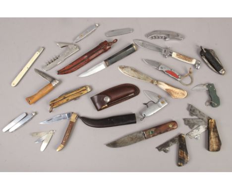 A quantity of various knives including horn handle fleams, multi blade pocket knives, hunting knives etc.