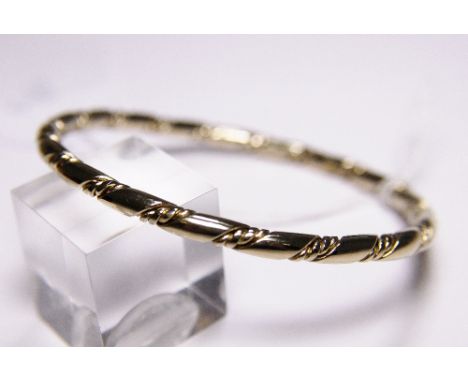 Yellow metal bangle. 30g