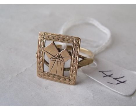 A square shaped 9ct masonic ring 2.8g approx size 'Q'         