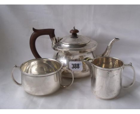 A bachelor’s baluster shaped three piece tea service  Birm 1925 by SBS Ltd  580g      