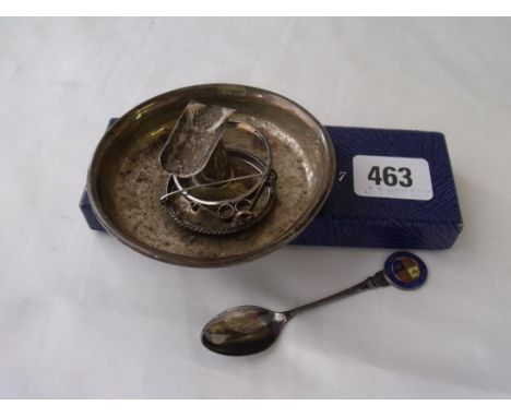 Boxed presentation spoon, ashtray & 2 mounts ` marked silver 62g       