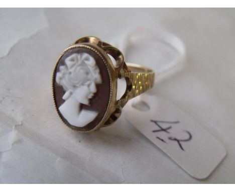 9ct mounted cameo ring 3.3g approx size 'O'   