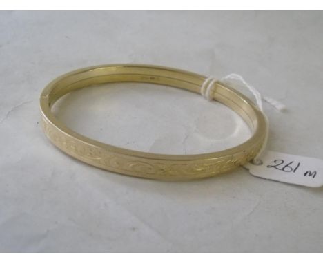A 9ct hinged scroll engraved bangle 9.7g    