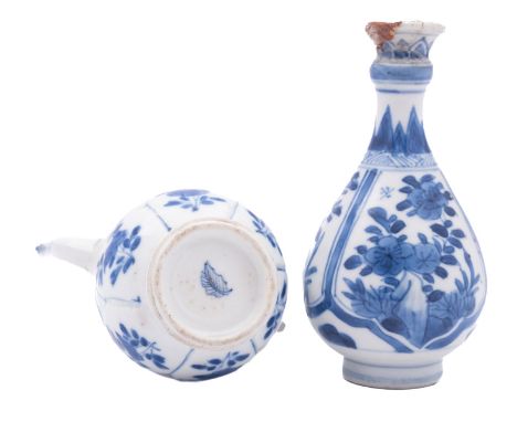 A small Chinese blue and white oil pot and a small garlic-necked bottle vase Kangxi,  the first painted with elegant ladies a