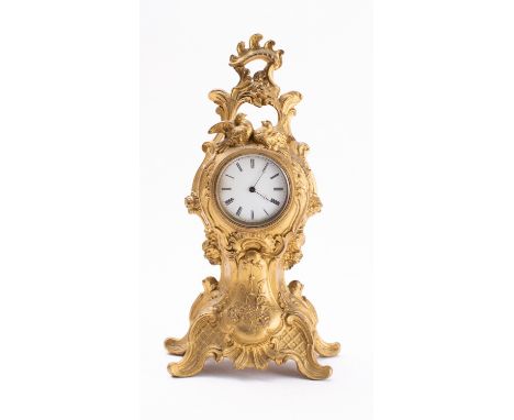 An Edwardian gilt-metal mantel clock the eight-day duration timepiece movement having a platform lever escapement with the ro
