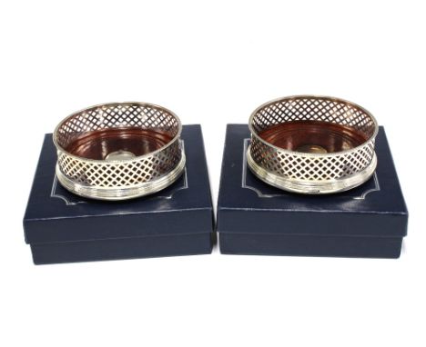 A pair of silver mounted wine coasters, Birmingham 1998, 13cm diameter, with original boxes (2)