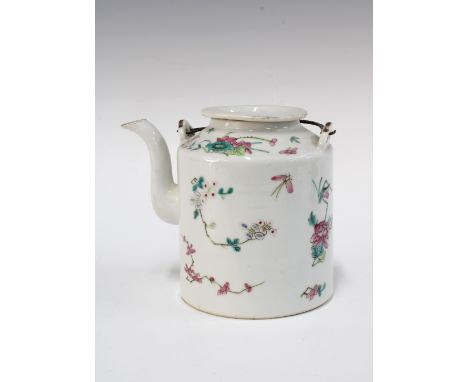 Chinese famille rose porcelain teapot with cover, late Qing, twisted metal handle, 13cm