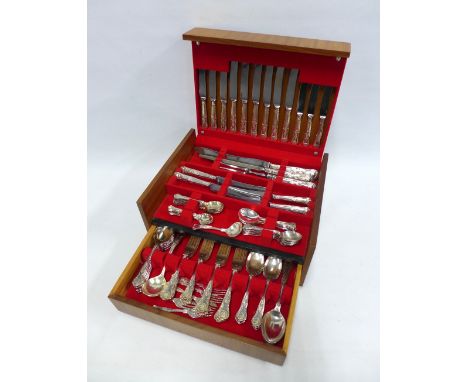 Cutlery canteen containing a suite of silver plated Queens pattern flatware, 40 x19 x 31cm
