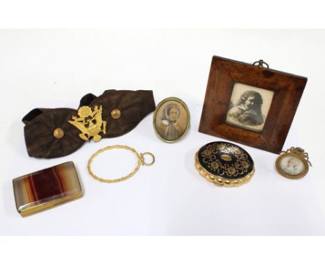 Mixed lot containing a Rembrandt print in a wooden frame, a painted miniature and a printed miniature in yellow metal frames,