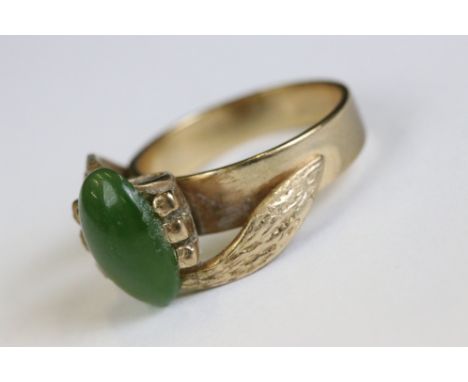 A vintage 9ct gold ring set with Jade cabochon centre stone. 