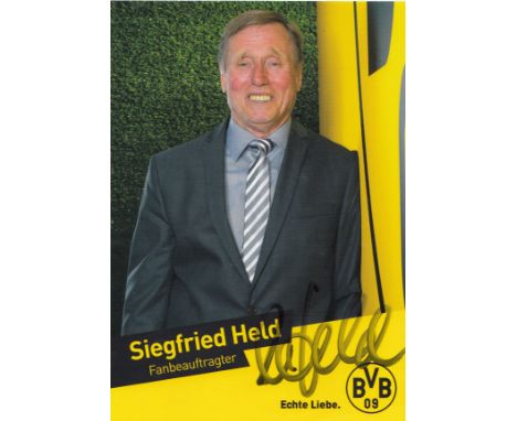 Football autographed Siggi Held 6 X 4 Photo-Card: Former West German International, Played In The 1966 World Cup Final V Engl