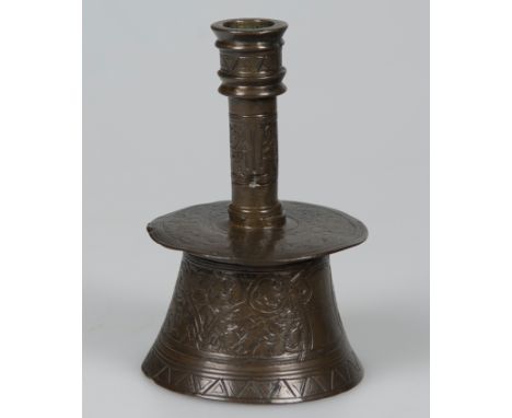 Engraved bronze candlestick. Egipt or Syria. Gothic. Circa 1400.13 x 8,5 cm.