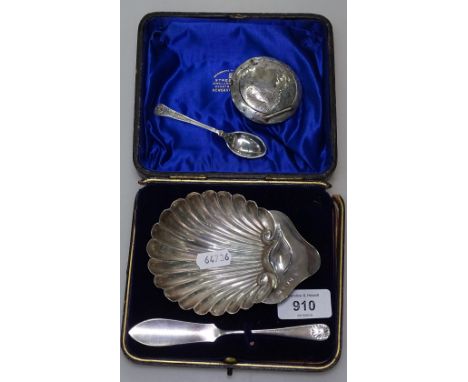 A boxed silver shell butter dish and knife, a silver compact, and coffee spoon 