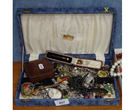 A tray of Vintage and other costume jewellery, to include a cameo brooch, a stick pin, cufflinks 