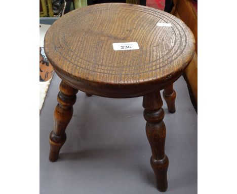 A Georgian turned wood milking stool on 4 legs, height 27cm 