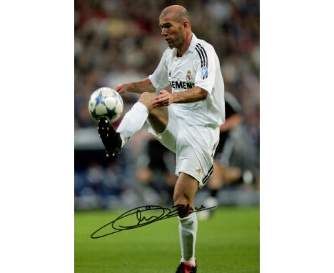 Zinedine Zidane #5 Real Madrid Final season! Signed by Squad - Footyhammer  Memorabilia Auction Site