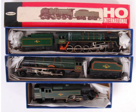 A collection of 4x assorted vintage 00 gauge railway trainset locomotives. Comprising; 3x Triang / Hornby locomotives - 82004
