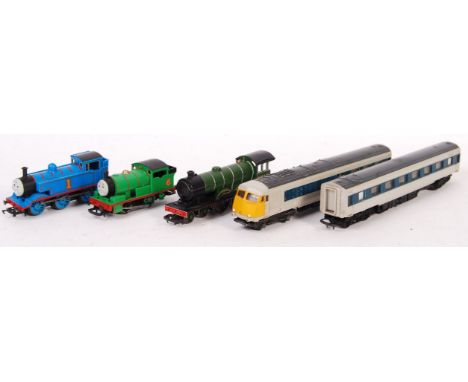 A collection of 4x vintage Hornby made 00 gauge railway trainset locomotives. Comprising: 2x The World Of Thomas ' Thomas The