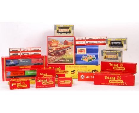 A good large collection of assorted boxed vintage 00 gauge railway trainset rolling stock / items. Comprising: a vintage Tri-