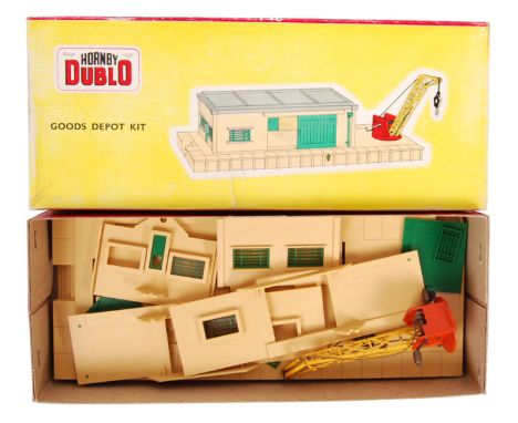 An original vintage Hornby Dublo 00 gauge model railway trainset accessory set No. 5020 ' Goods Depot Kit '. Rare version wit