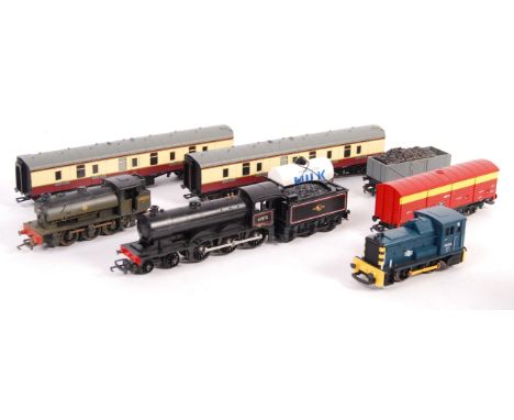 A collection of assorted 00 gauge railway trainset locomotives and rolling stock. Largely contemporary items, to include: Hor