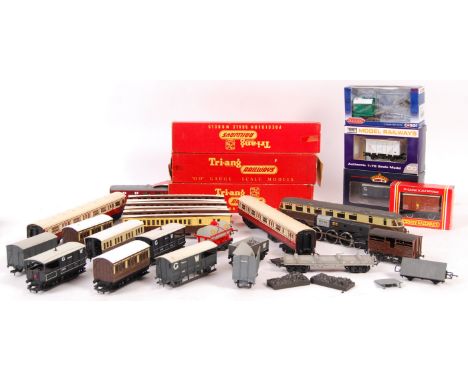 A collection of 00 Gauge model railway locomotive trainset rolling stock to include; Hornby R.213 Banana Van, loose Hornby pa