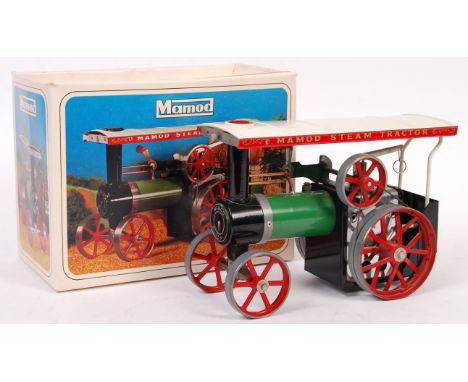 A vintage Mamod made live steam traction engine TE1A. Appears little used, with only light wear. Complete with the turning ro