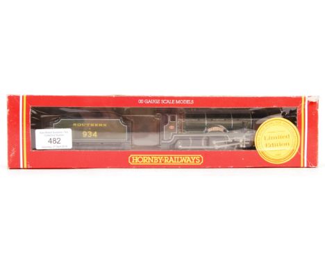 A Limited Edition (1739/2000) Hornby 00 Gauge model railway R.533 SR 4-4-0 Loco Schools Class 'St. Lawrence' in green livery 
