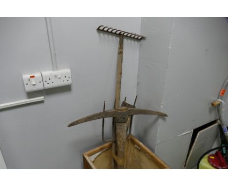 Quantity of garden tools