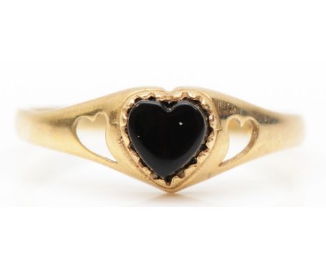 A 9ct gold heart shaped onyx dress ring, J-K, 1.1gm. 