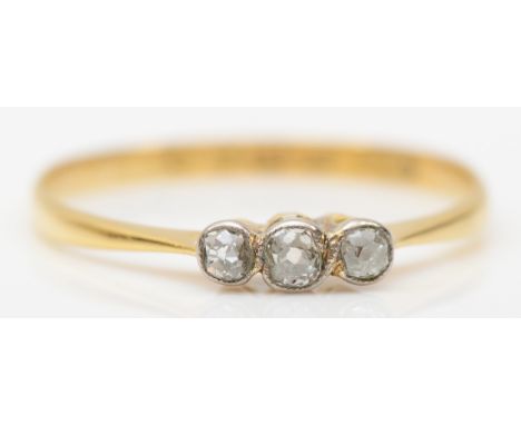 A 18ct gold three stone old cut diamond dress ring, London 1924, R, 1.4gm. 