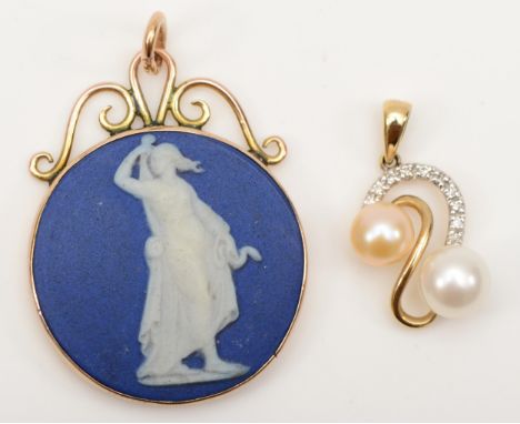A 9ct gold Wedgwood jasper pendant, 31 x 24mm, together with a 9ct gold cultured pearl pendant, 5.9gm. 