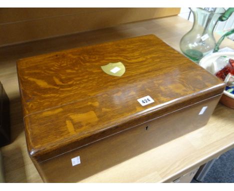 A vintage oak twin-handled cutlery canteen box Condition reports are provided on request by email only for this type of aucti