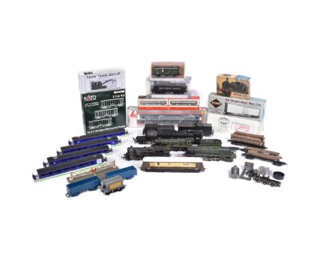 Model Railway - a collection of assorted OO gauge model railway trainset locomotives, rolling stock coaches / carriages and m