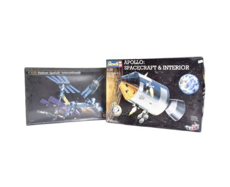 Two vintage plastic model kits of space interest, comprising of; a Heller Station Spatiale Internationale, 1/125 scale boxed 